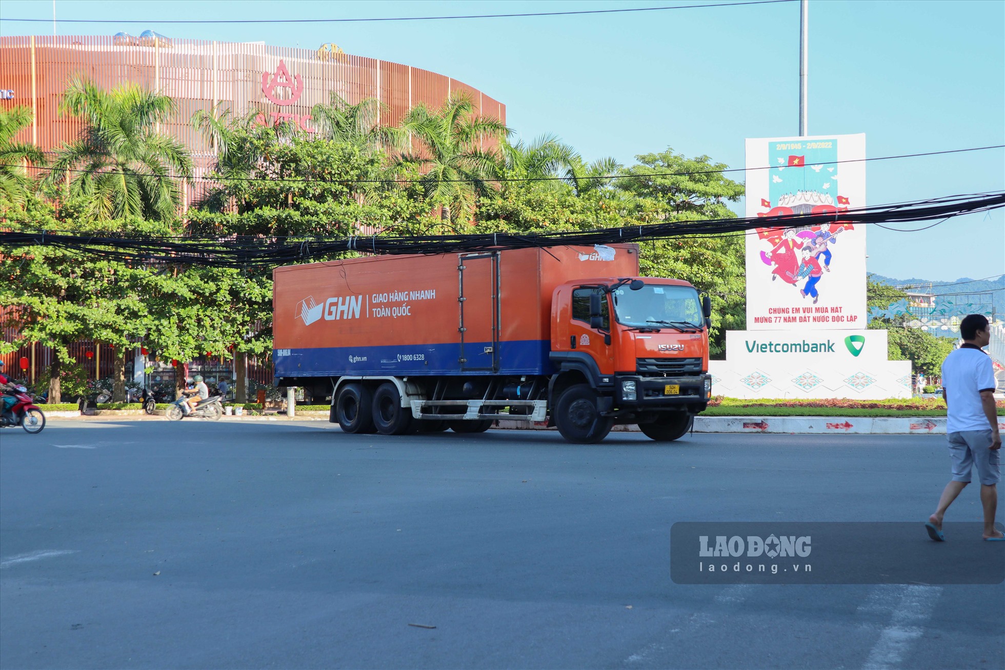 Nhiều phương tiện không thể di chuyển qua đoạn đường này.