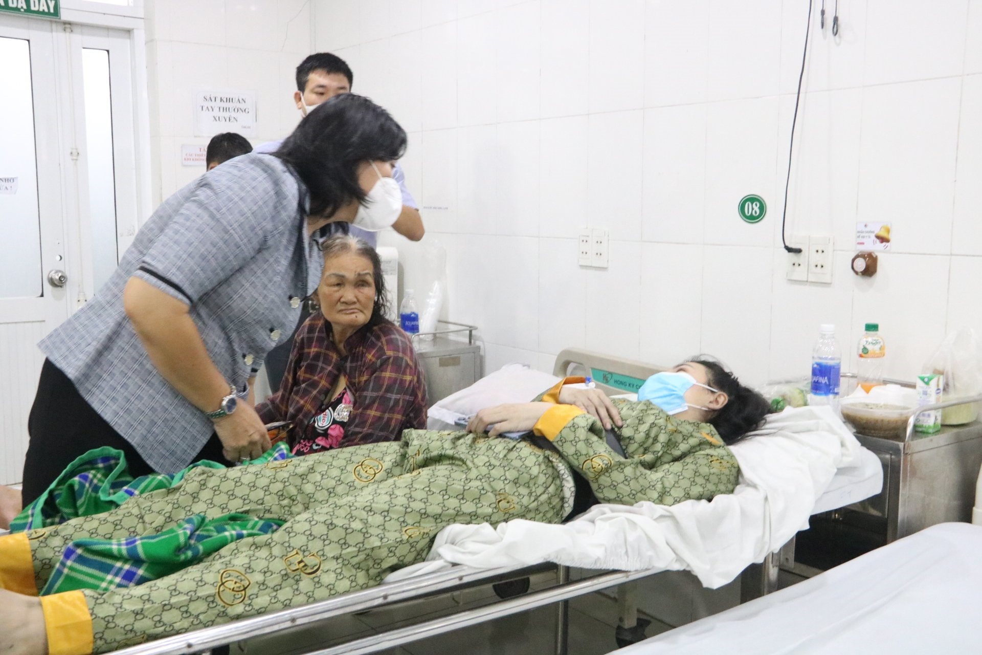 Lãnh đạo thành phố Thuận An đã đến bệnh viện ở phường An Phú để thăm động viên các nạn nhân. Ảnh Đình Trọng