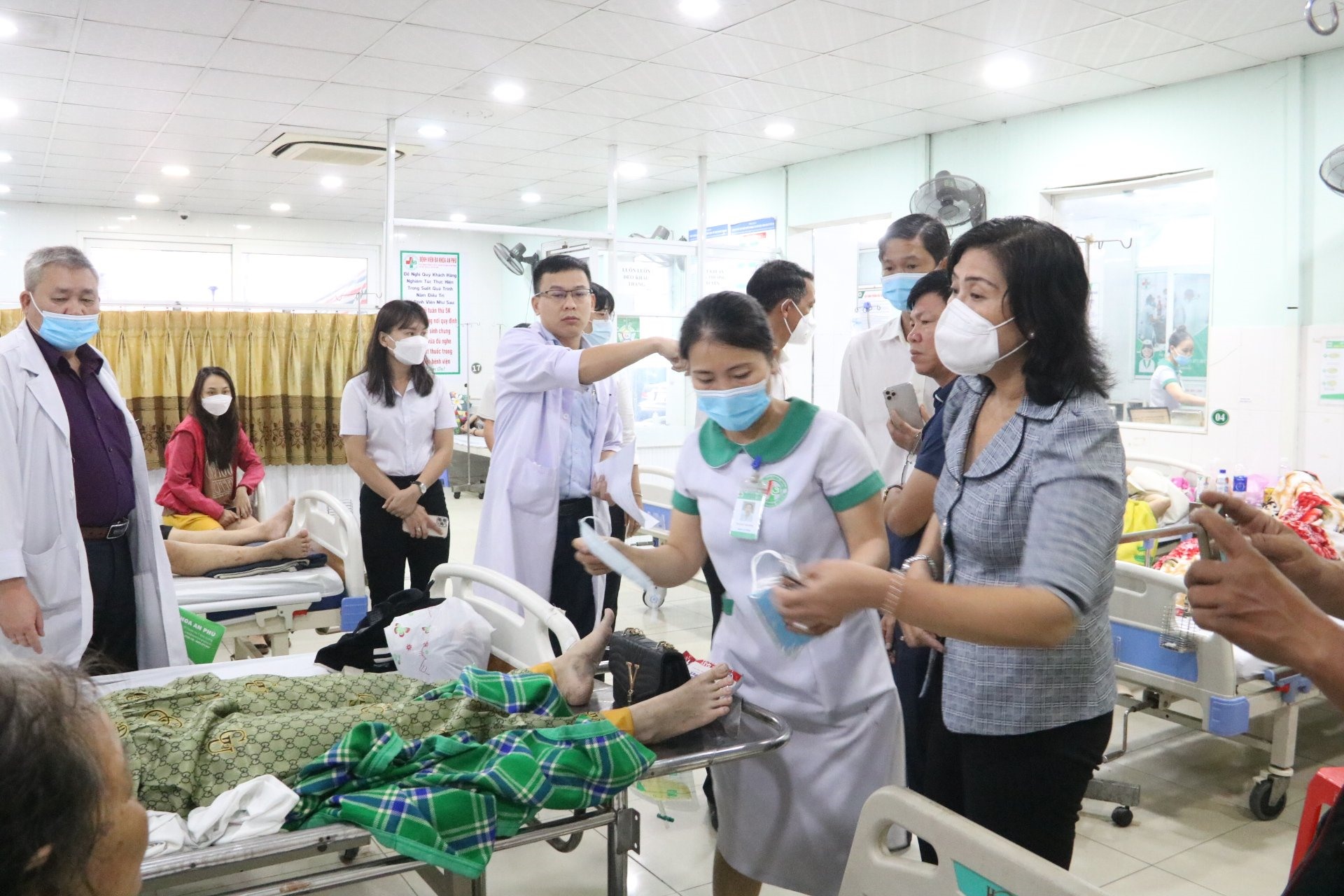 Lãnh đạo thành phố Thuận An đã đến bệnh viện ở phường An Phú để thăm động viên các nạn nhân. Ảnh Đình Trọng