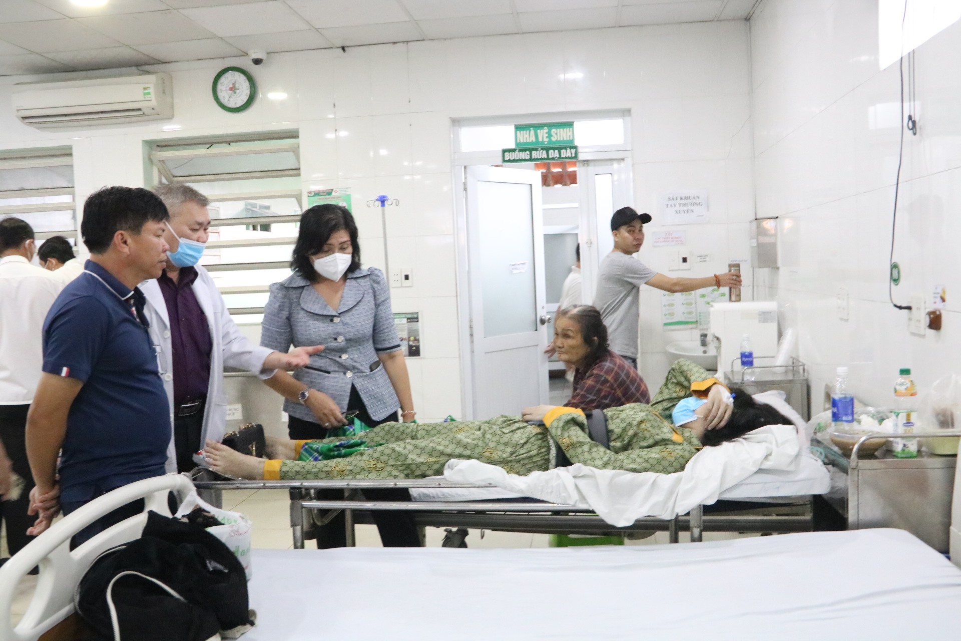 Nạn nhân đang được điều trị tại bệnh viện ở phường An Phú, thành phố Thuận An. Ảnh: Đình Trọng