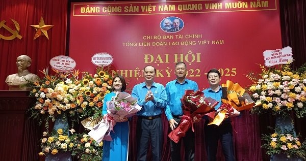 Phó Bí thư thường trực Đảng ủy Tổng Liên đoàn Lao động Việt Nam Ngô Đức Tuấn (thứ 2 từ trái qua) tặng hoa chúc mừng các đồng chí trong Chi uỷ Chi bộ nhiệm kỳ 2022-2025.