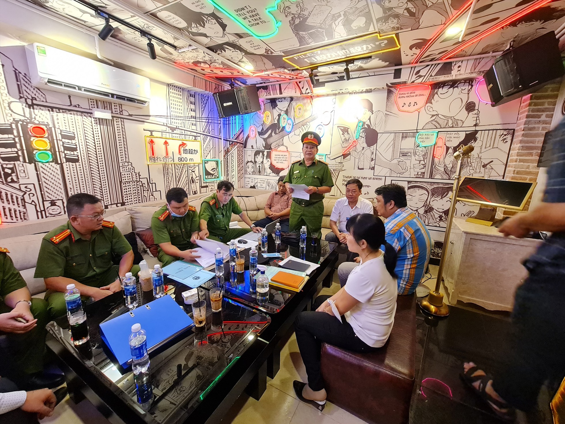 Đoàn kiểm tra Công an Quận 8 kiểm tra PCCC tại quán karaoke sáng ngày 7.9. Ảnh: PC07 TPHCM