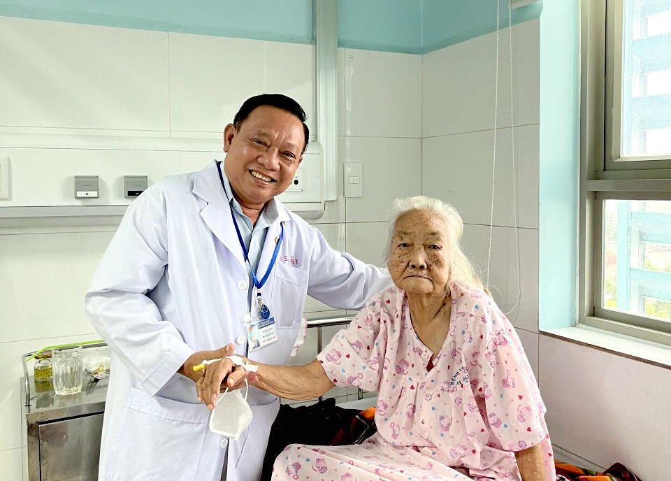 BS Nguyễn Văn Ngãi chúc mừng cụ bà 90 tuổi xuất viện an toàn sau 9 ngày phẫu thuật khối u buồng trứng trong tình trạng sức khỏe đặc biệt. Ảnh: BVSNAG