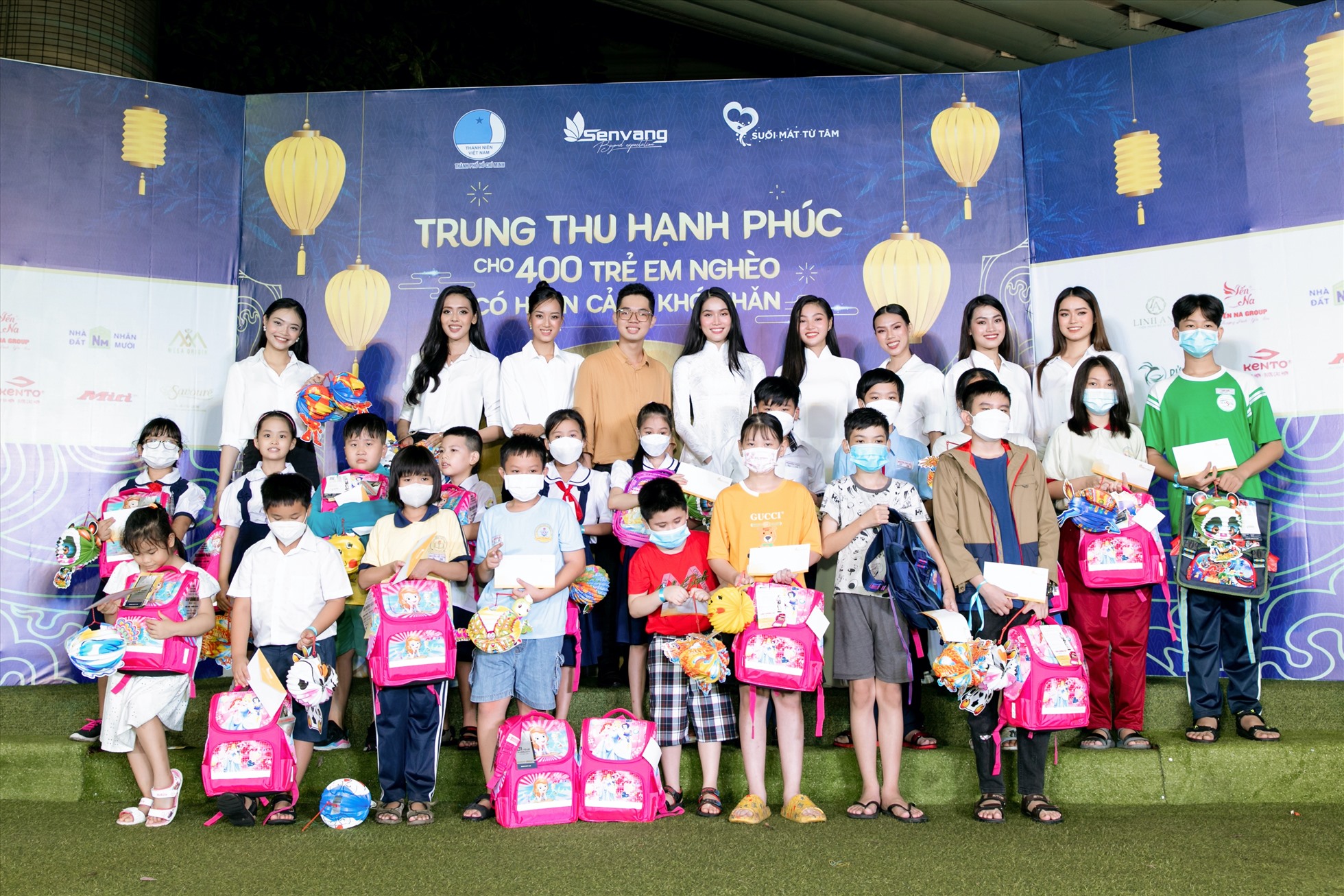Vừa nhập cuộc tại “Miss Grand Việt Nam 2022“, 52 thí sinh cũng đã có mặt tại chương trình để chia sẻ yêu thương với các em thiếu nhi. Hành động đẹp của các thí sinh càng làm lan tỏa sức nóng và thông điệp nhân văn của cuộc thi.Ảnh: NSCC.