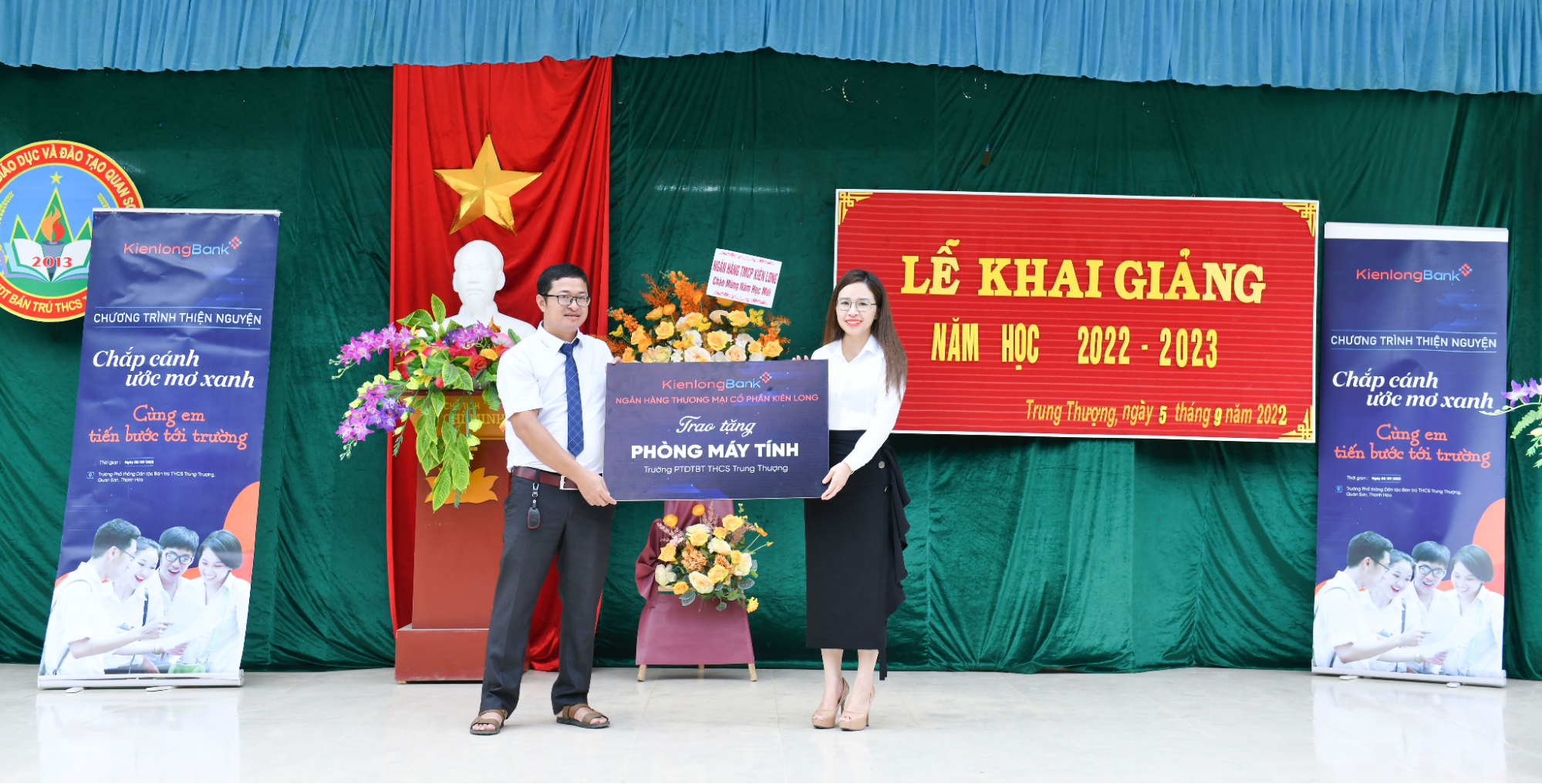 Bà Trần Thị Thu Hằng - Chủ tịch HĐQT Ngân hàng Kiên Long đại diện trao tặng Phòng máy tính cho Ban Lãnh đạo trường PTDTBT THCS Trung Thượng.