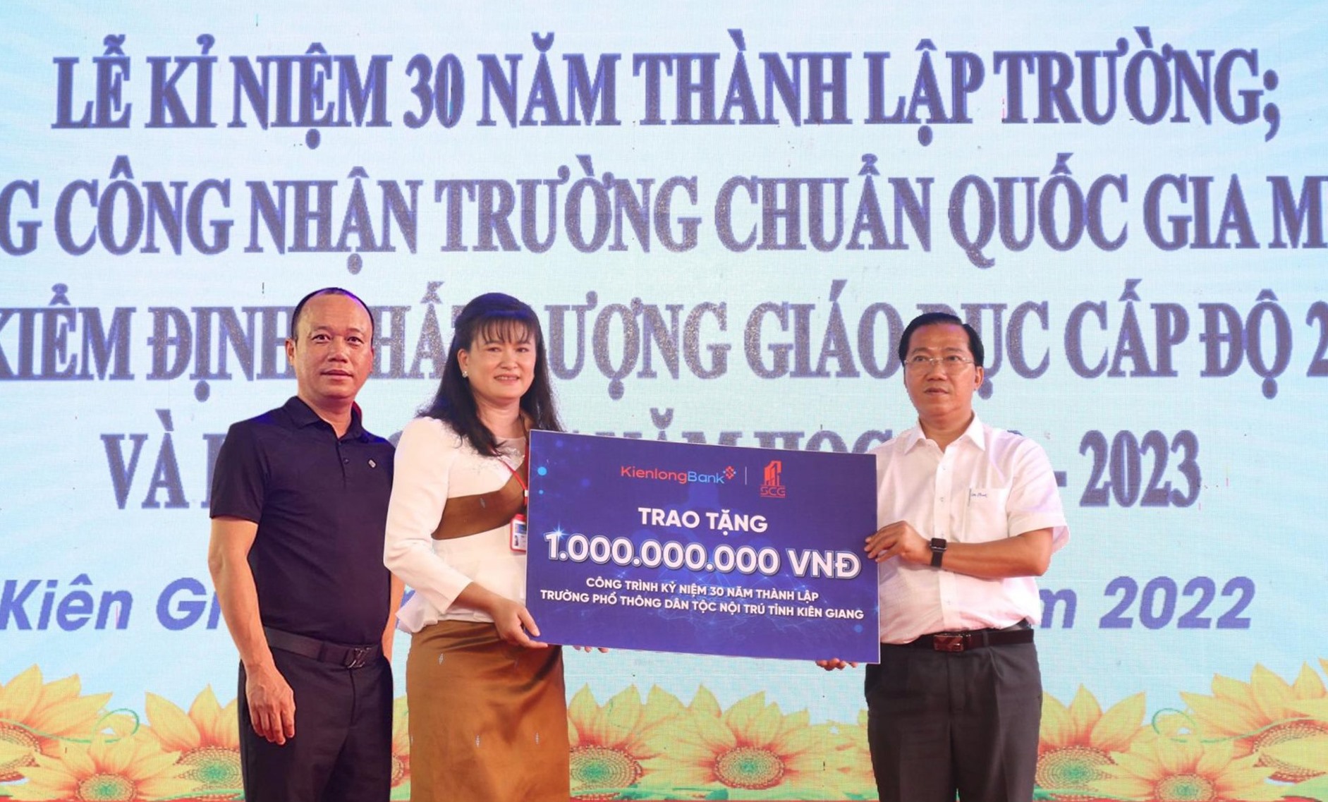 Đại diện KienlongBank và SCG trao tặng công trình kỷ niệm 30 năm thành lập trường PTDTNT tỉnh Kiên Giang.