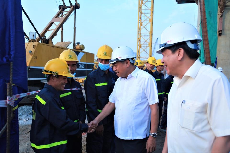 Chủ tịch UBND TP Hà Nội thăm hỏi, động viên công nhân trên công trường Cầu Vĩnh Tuy giai đoạn 2.