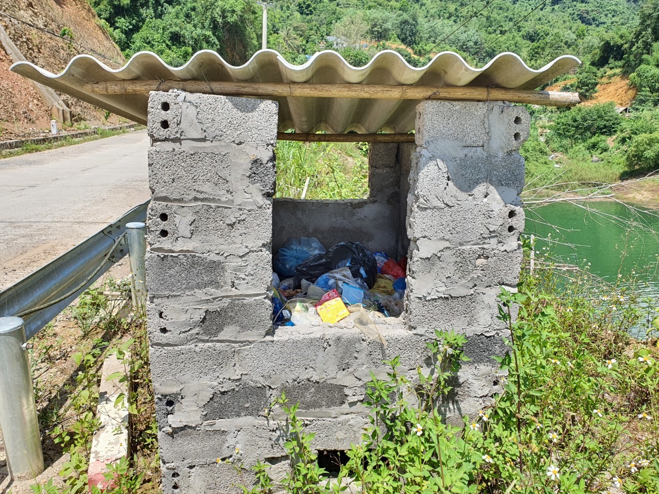 Một điểm thu gom rác thải tại xóm Ké, xã Hiền Lương, huyện Đà Bắc.