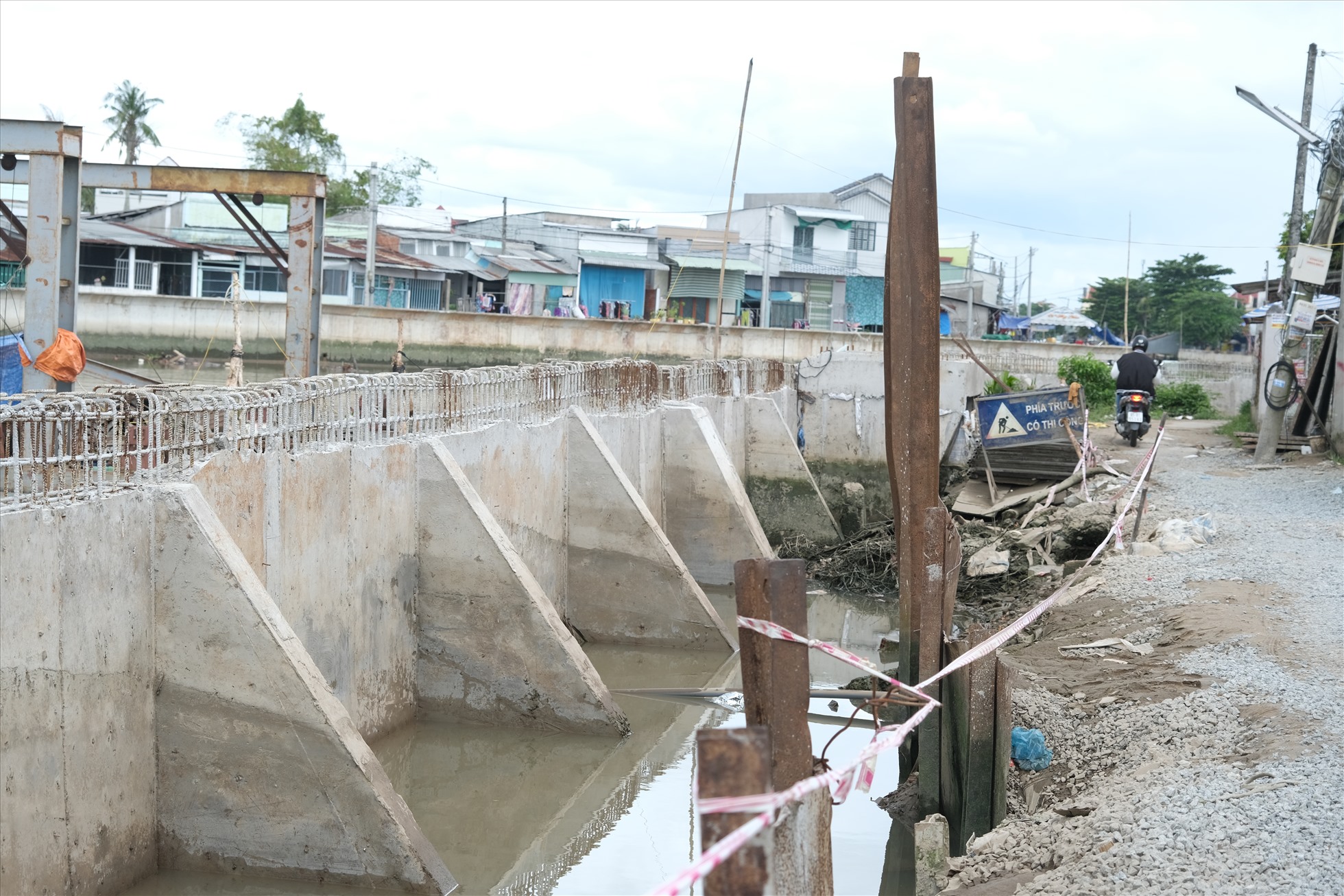 Công trình kè rạch Cái Sơn ở quận Ninh Kiều đang được thi công
