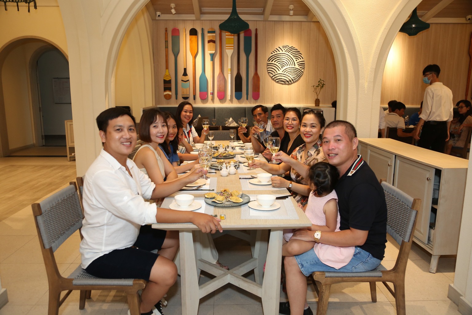 Anh Quốc Kỳ (báo trắng bên trái) kỳ vọng vào sức bất của đô thị du lịch NovaWorld Phan Thiet khi hạ tầng giao thông hoàn thiện