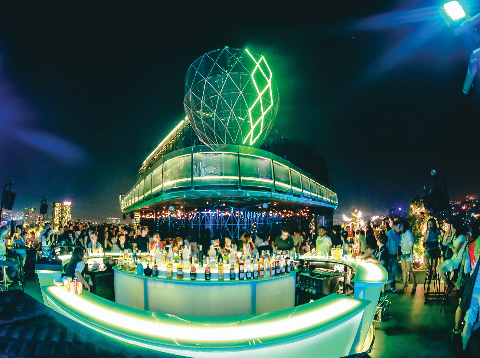 Quán bar Air 360 là nơi du khách ngắm toàn cảnh thành phố từ trên cao. Ảnh: Visit HCMC