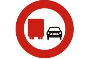 Biển báo P.126 “Cấm xe ôtô tải vượt”.