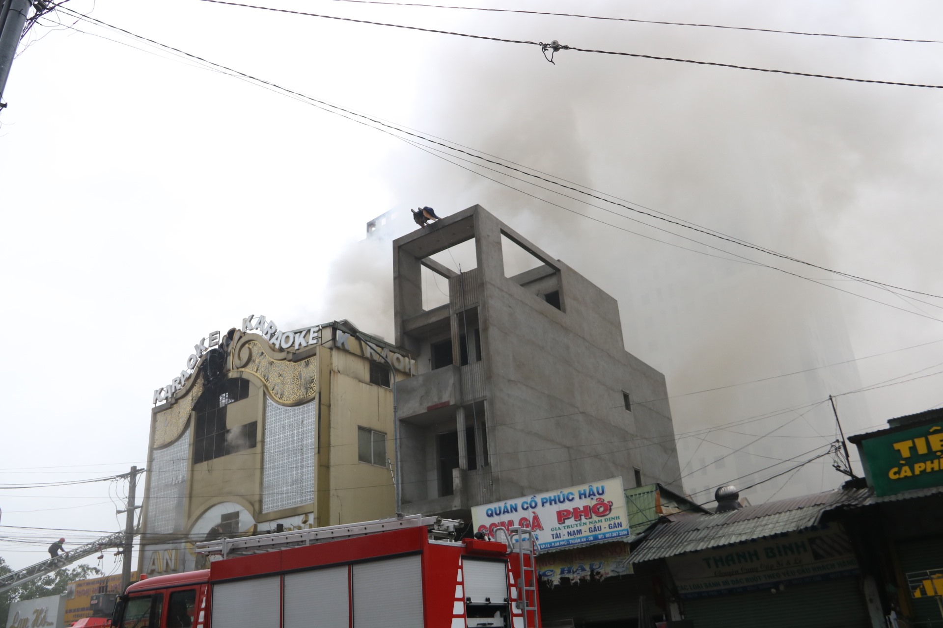 Theo báo cáo mới nhất của UBND tỉnh Bình Dương, quán Karaoke An Phú nơi xảy ra vụ cháy do ông Lê Anh Xuân - sinh năm 1980 làm chủ. Quán được xây dựng từ 2016, có diện tích 1.500m2 gồm: 3 tầng (1 trệt, 2 lầu và 1 sân thượng) với 29 phòng hát.