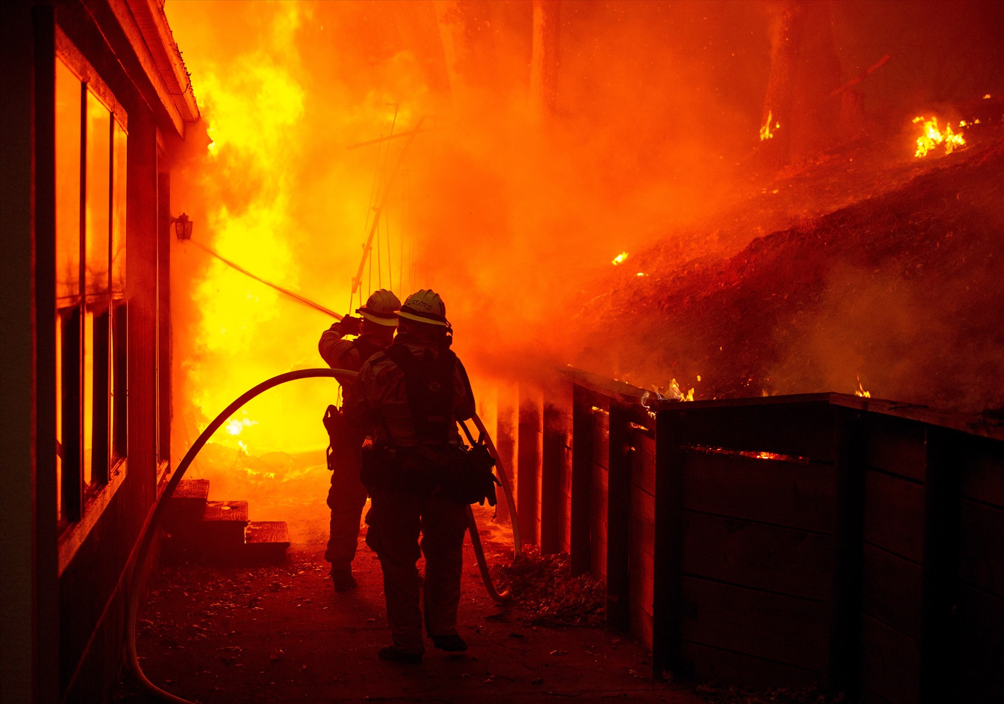 Tầng thượng tiềm ẩn nhiều nguy hiểm, hoàn toàn không phải là nơi an toàn nhất khi cháy lớn xảy ra. Ảnh: AFP.