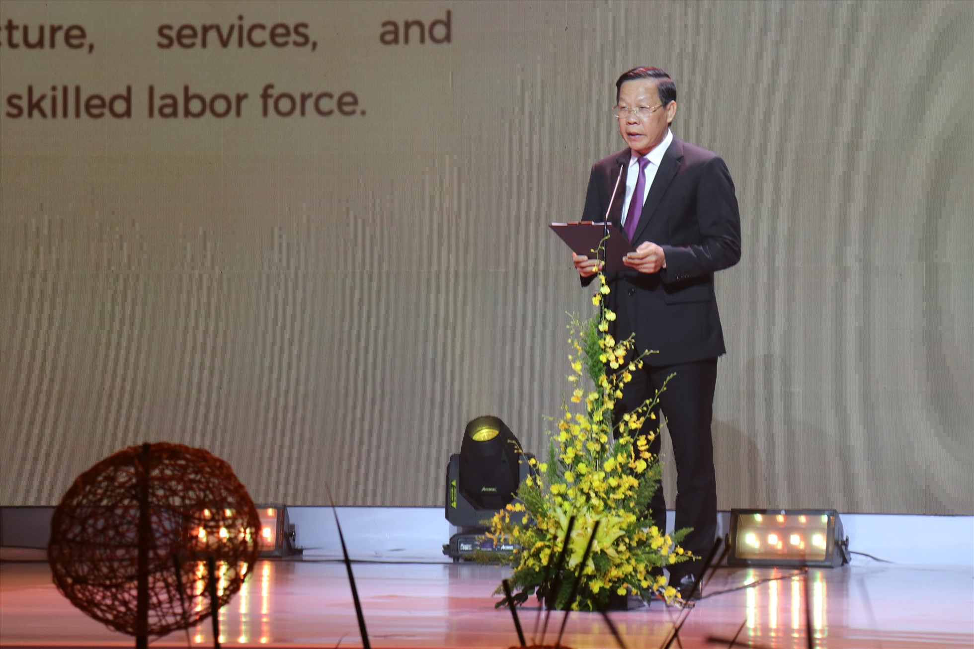 Chủ tịch UBND TPHCM Phan Văn Mãi phát biểu tại đêm gala “Tinh hoa gạo Việt“. Ảnh: Việt Phong.