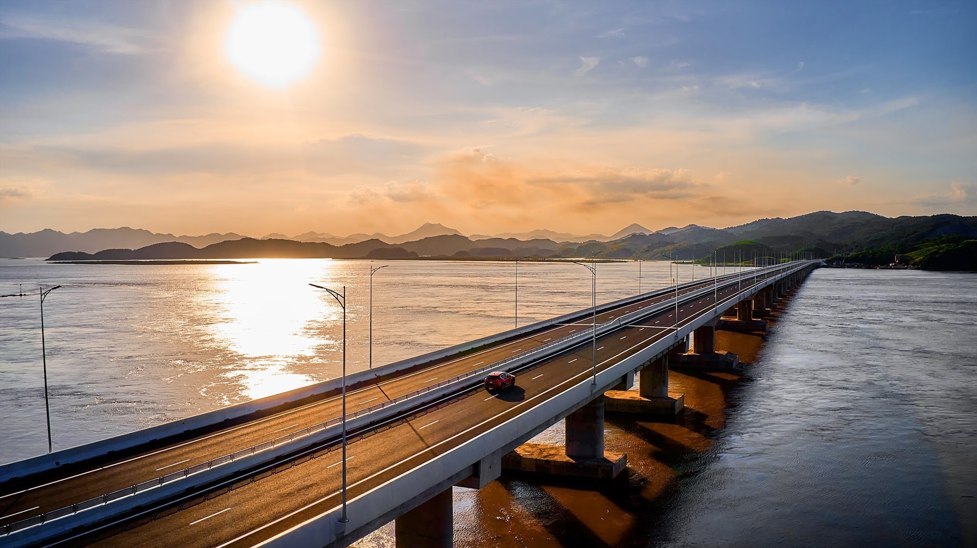Cầu Vân Tiên - cây cầu vượt biển lớn nhất trên cao tốc Vân Đồn - Móng Cái. Ảnh: CTV.