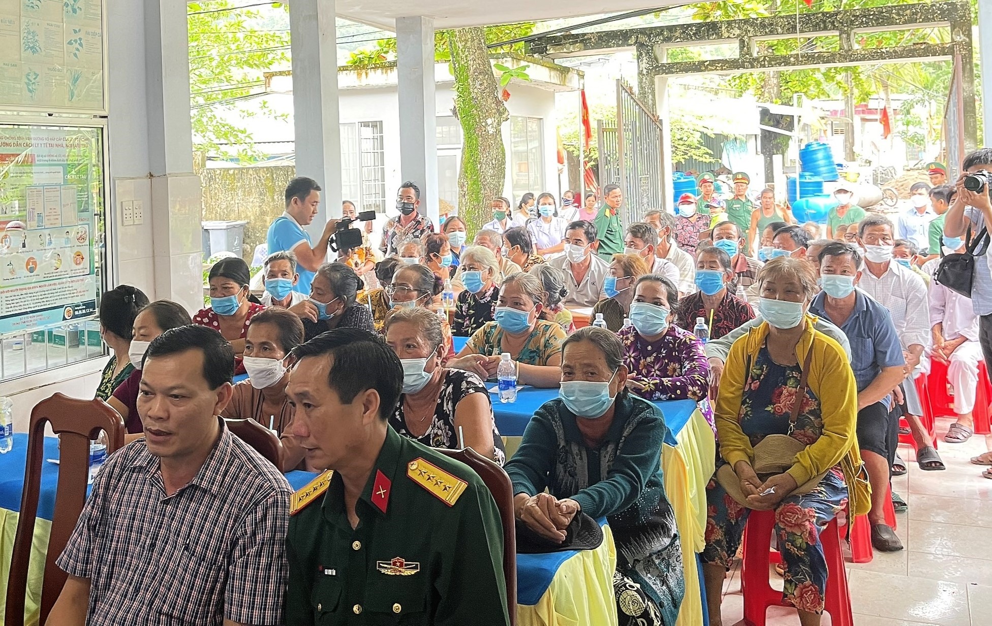 Đông đảo người dân xã đảo Thổ Châu chờ các bác sĩ Bệnh viện Quân y 175 khám bệnh và tư vấn, phát thuốc miễn phí. Ảnh: Hoàng Dung