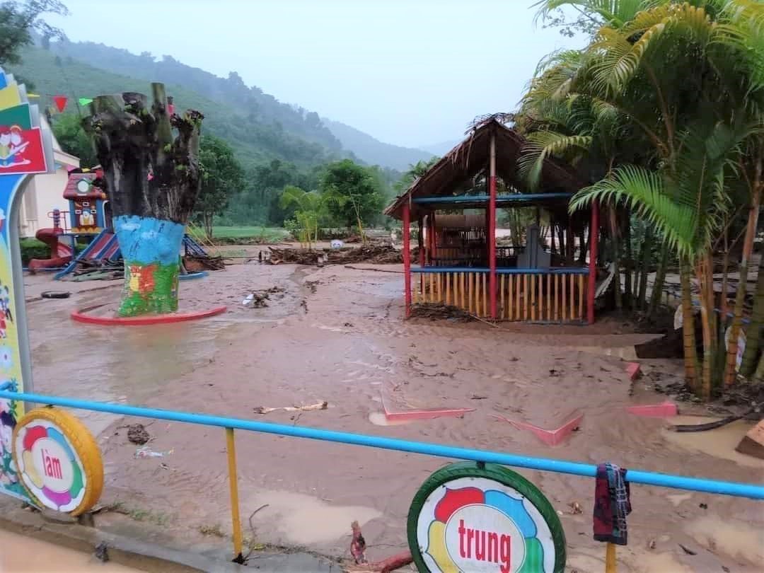 Có 15 trường học tại huyện Kỳ Sơn bị thiệt hại nặng do mưa lũ. Ảnh: QĐ