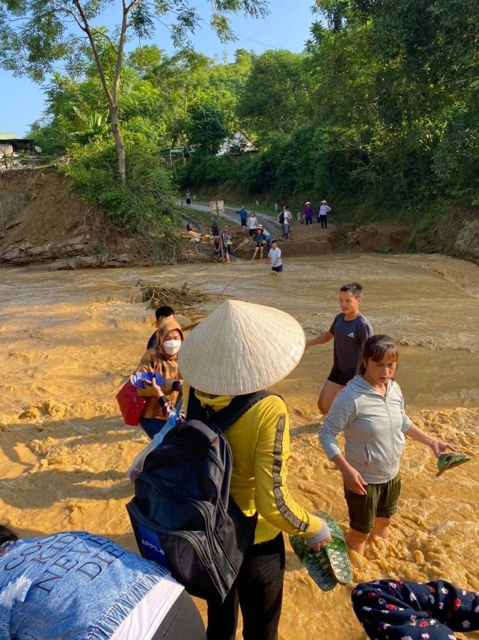 Giáo viên huyện miền núi Kỳ Sơn phải lội suối để đến trường. Ảnh: QĐ