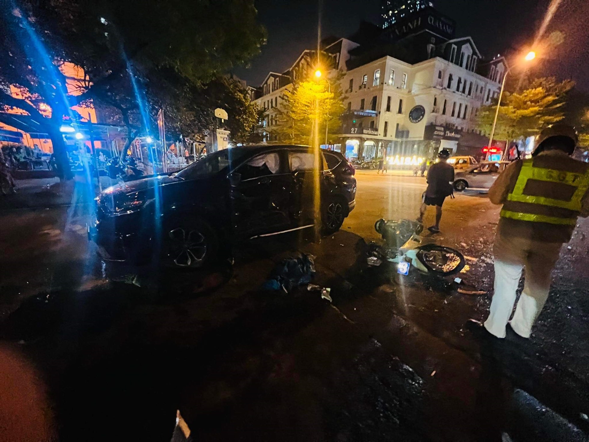 Theo thông tin ban đầu, vào khoảng hơn 21h30 tối 7.9, xe ôtô BKS 30F-811XX do 1 người đàn ông điều khiển va chạm với 2 xe môtô tại ngã tư Nguyễn Chánh - Tú Mỡ (Cầu Giấy, Hà Nội).