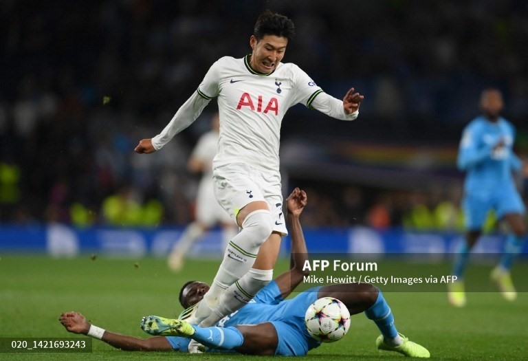 Son Heung-Min (áo trắng) chưa thể cải thiện phong độ. Ảnh: AFP