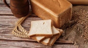 Bánh mì trắng chứa nhiều tinh bột, nên hạn chế để giảm cân tốt hơn. Ảnh: Healthshots