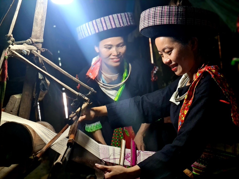 Người Mông xanh vẫn giữ nghề dệt vải truyền thống.