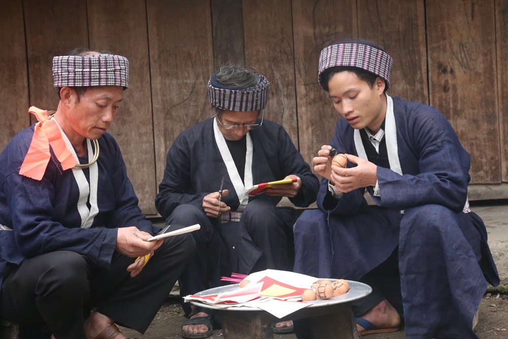 Ở Tu Thượng người già vẫn truyền lại cho con cháu những phong tục mang nét đẹp văn hóa truyền thống của dân tộc mình.