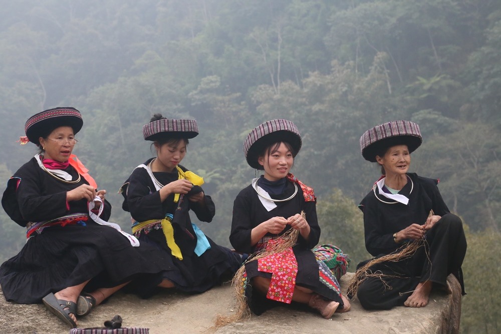 Phụ nữ Mông xanh vẫn giữ nghề se lanh dệt vải để may quần áo.