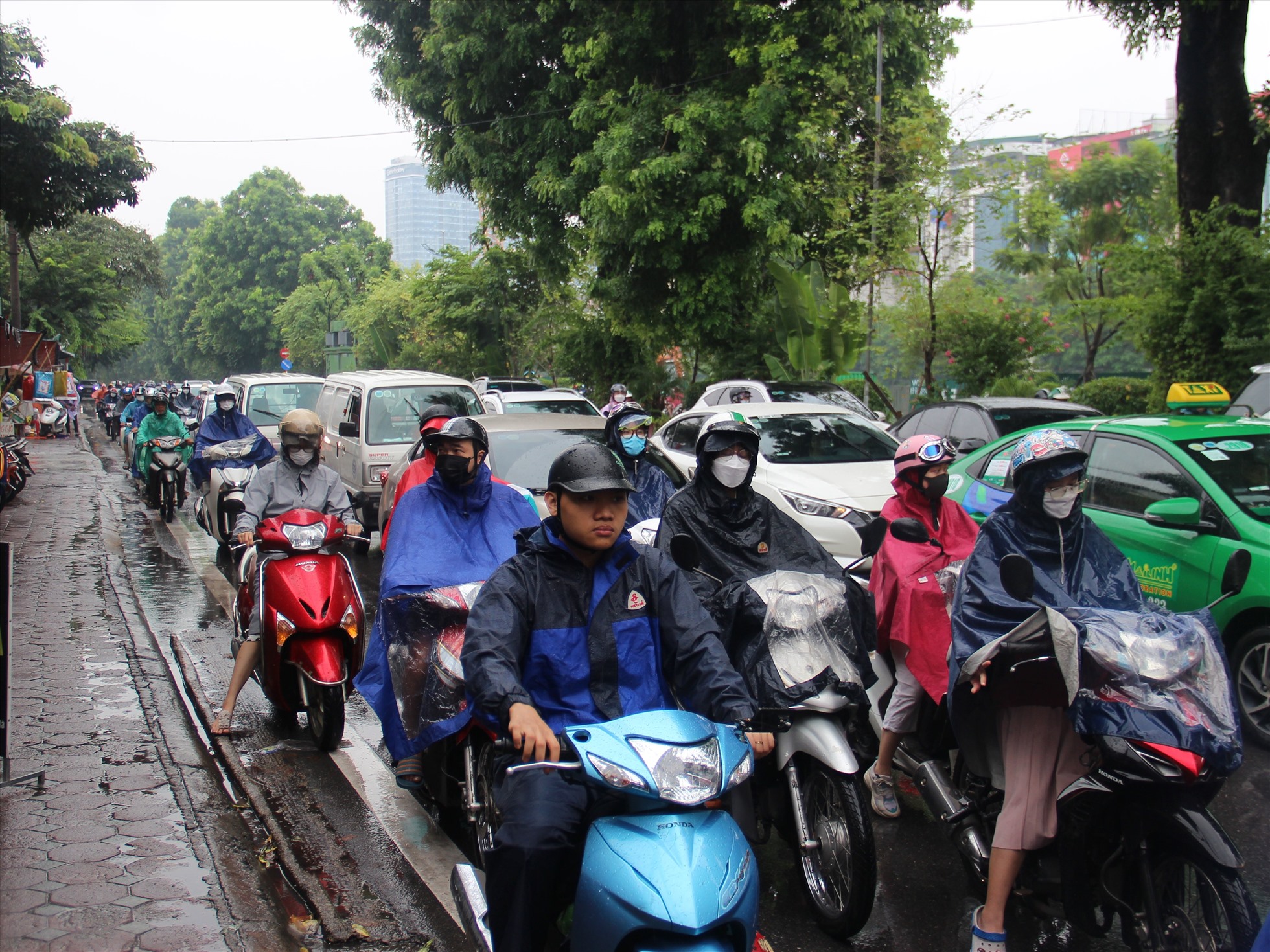 Trận mưa lớn diễn ra diễn ra đúng giờ cao điểm, người dân Thủ đô gặp khó khăn trong việc di chuyển khi các tuyến phố ùn tắc kéo dài nhiều giờ.