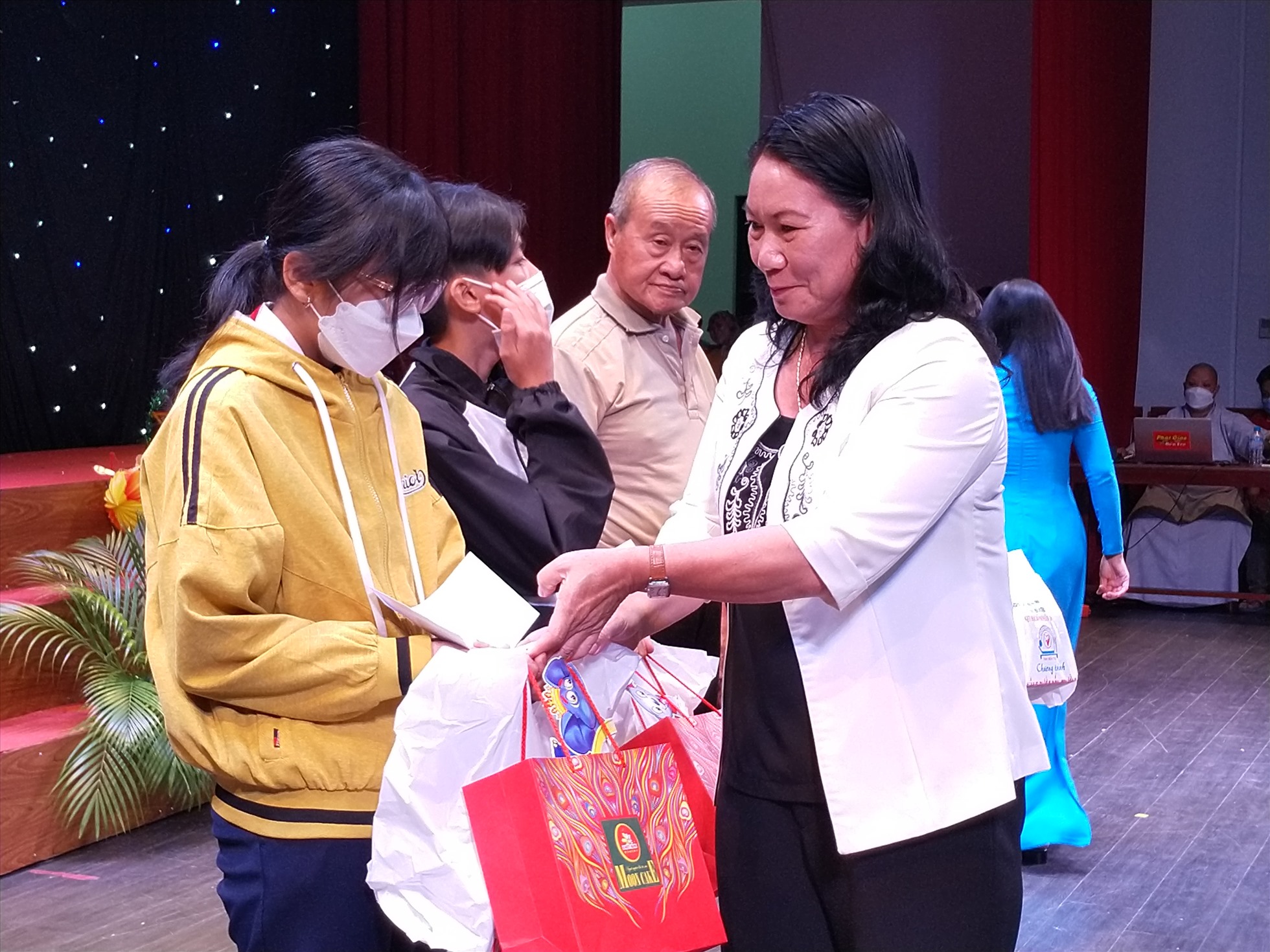 Phó Chủ tịch UBND tỉnh Bến Tre - bà Nguyễn Thị Bé Mười - trao quà và học bổng cho các cháu. Ảnh: K.Q