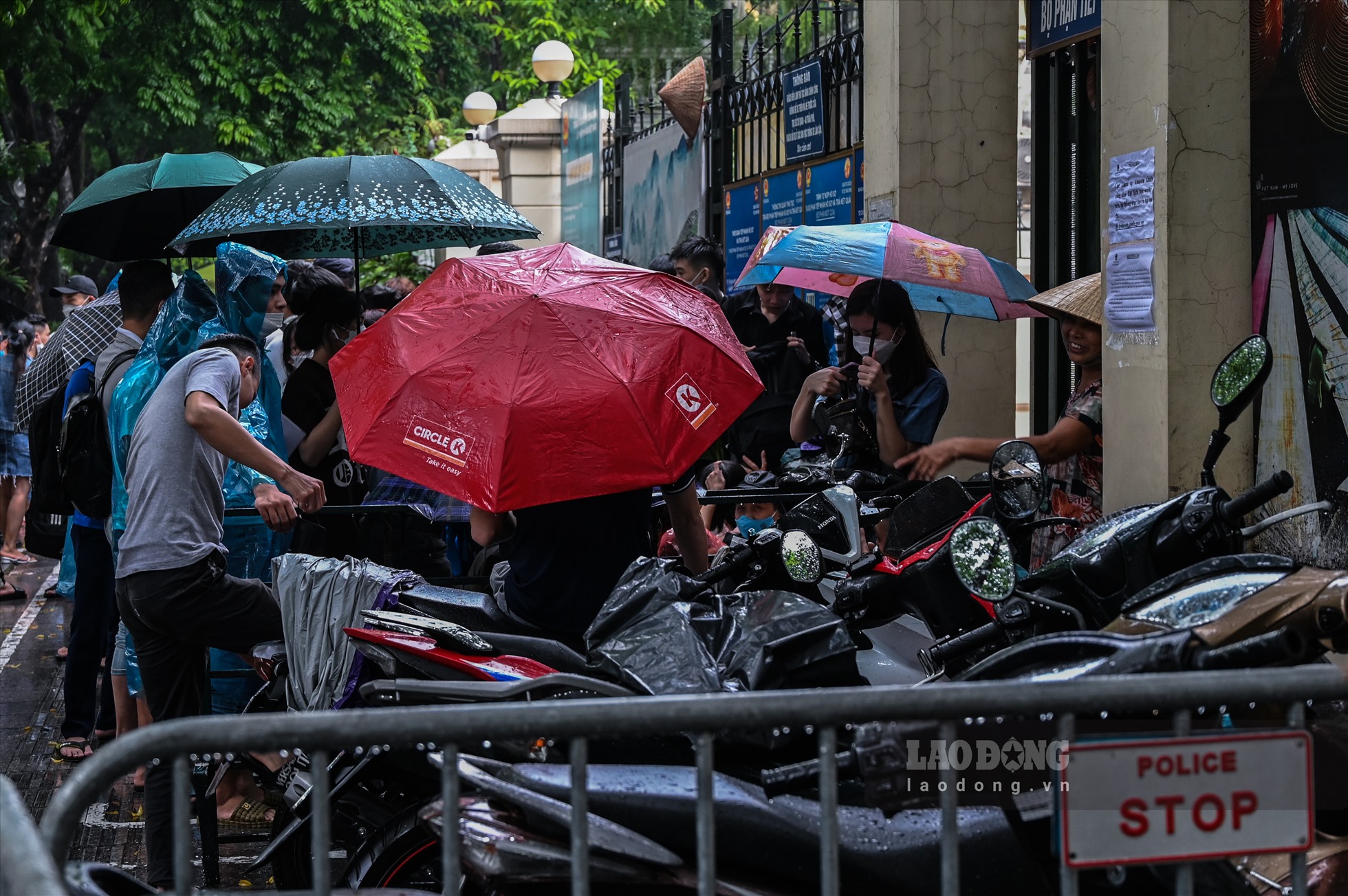 Được biết, số hồ sơ làm thủ tục lãnh sự đối với giấy tờ của công dân mang ra nước ngoài sử dụng tháng 8 tăng 200 - 300% so với tháng 6. Đặc biệt đây là khoảng thời gian mà học sinh, sinh viên làm hồ sơ đi du học nhiều nhất trong năm chính vì vậy dẫn đến tình trạng người dân phải chờ xếp hàng từ rất sớm để kịp nộp trong ngày.