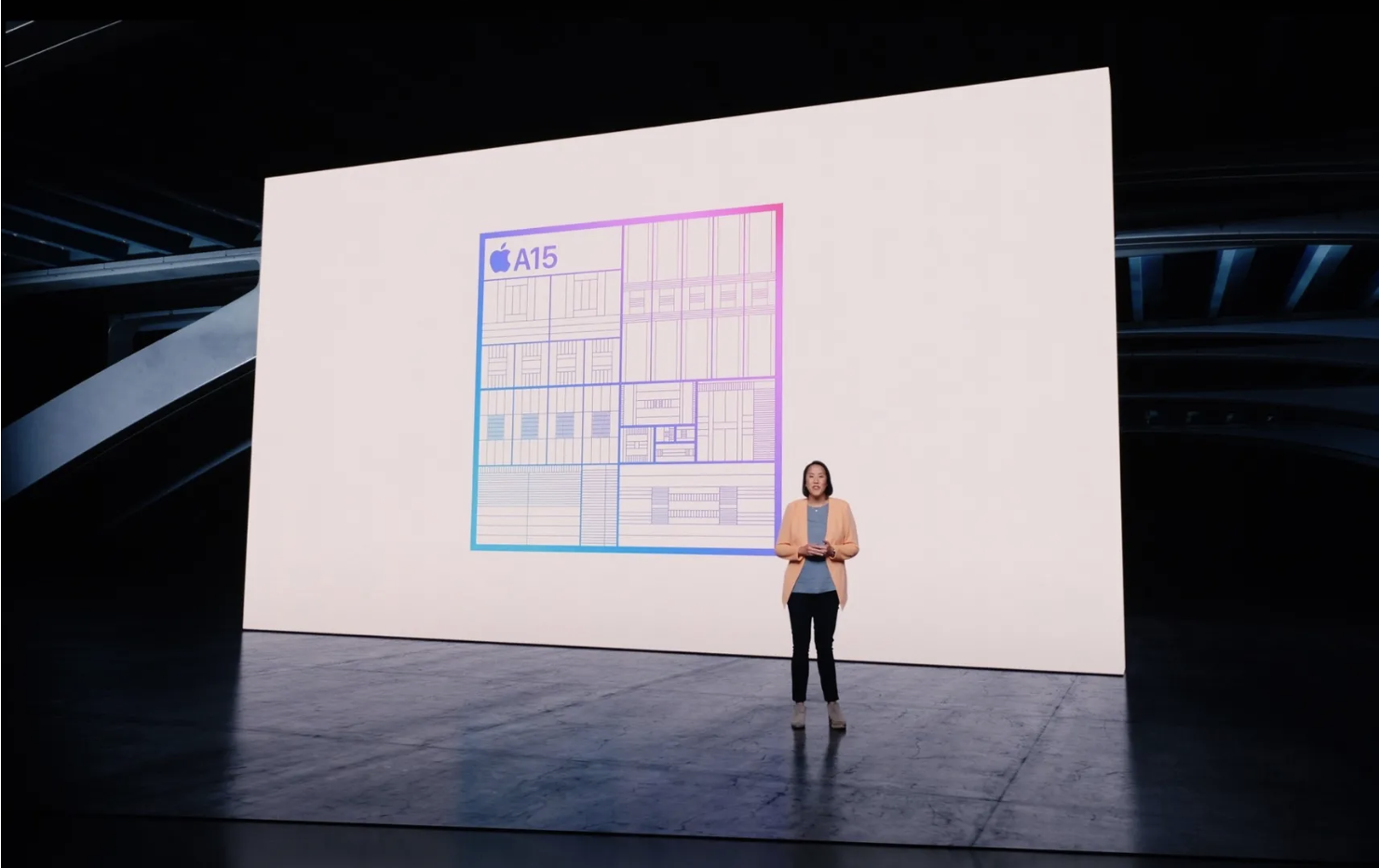 Hình ảnh chip A15 được hiển thị trên một trong những trang trình bày của Apple. Hình ảnh: Apple