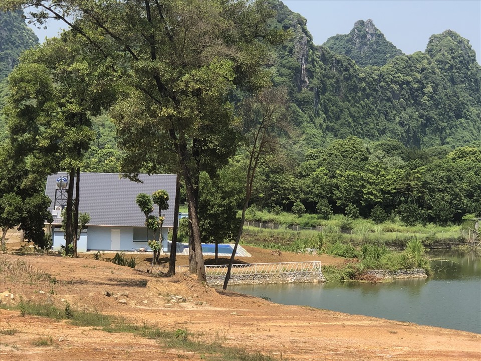 Nhiều hồ thuỷ lợi ở Hà Nội có dấu hiệu xâm hại hồ. Ảnh: PV