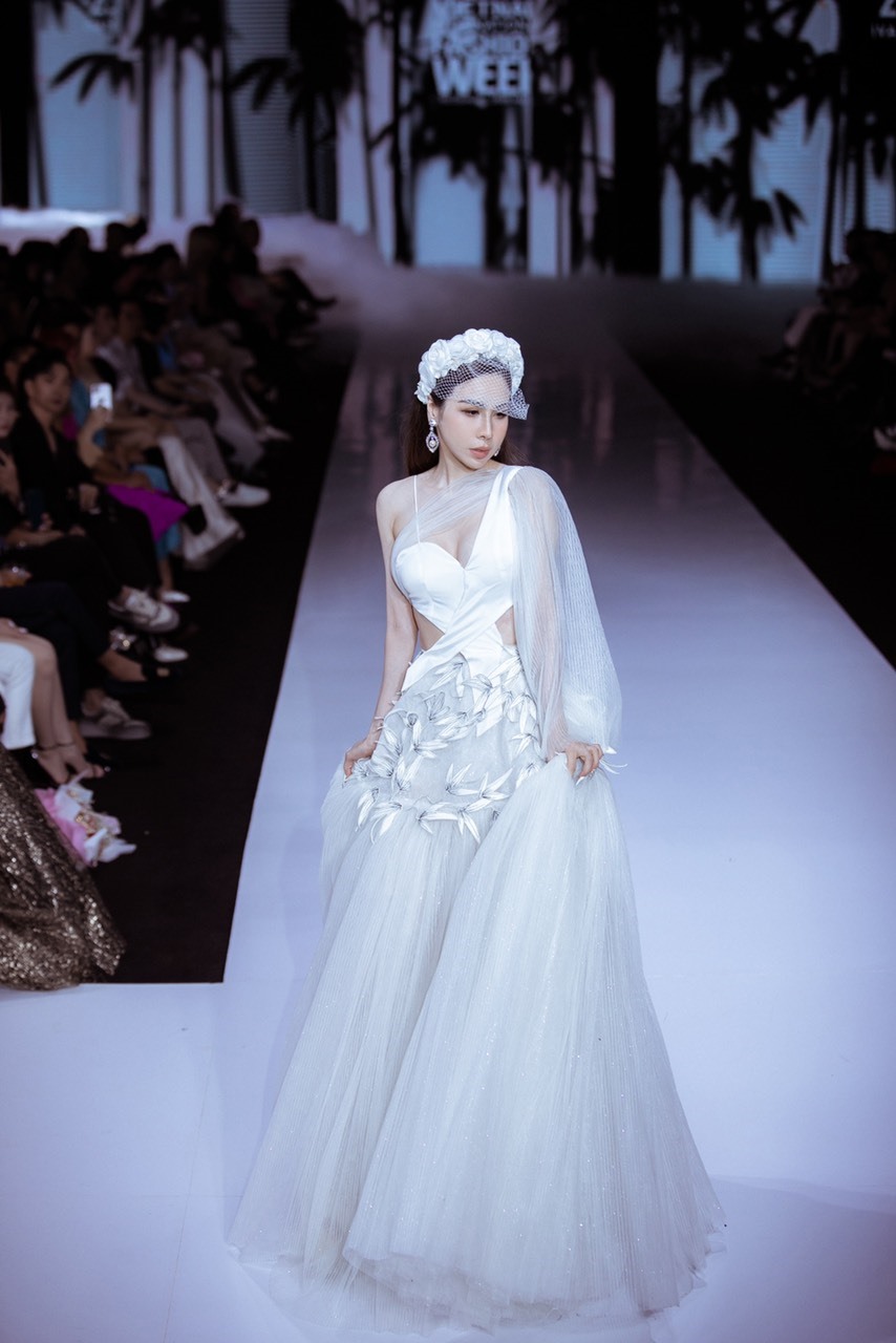 Hoa hậu Hoàng Dung từng xuất hiện ở vai trò vedette tại một số show thời trang quan trọng. Ảnh: NVCC