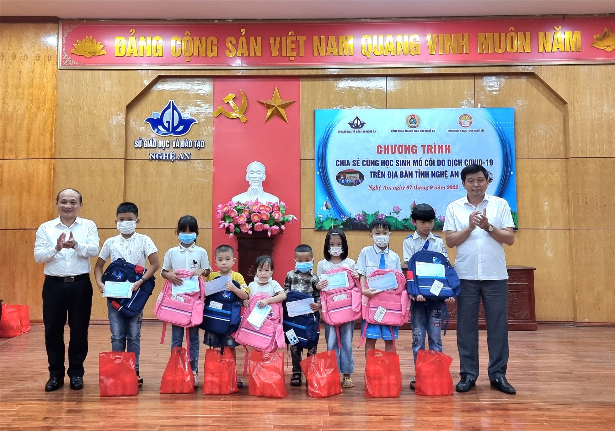 Chủ tịch Hội Khuyến học và Liên đoàn lao động tỉnh Nghệ An trao quà cho các em học sinh. Ảnh: QĐ