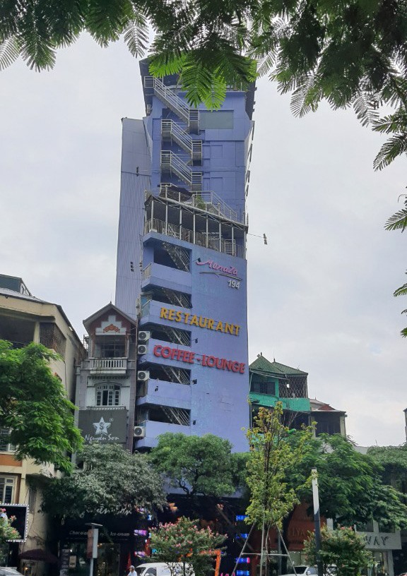 Theo ghi nhận, các quán karaoke trên phố Trần Duy Hưng, quận Cầu Giấy, Hà Nội đều lắp thang thoát hiểm. Ảnh: V.D