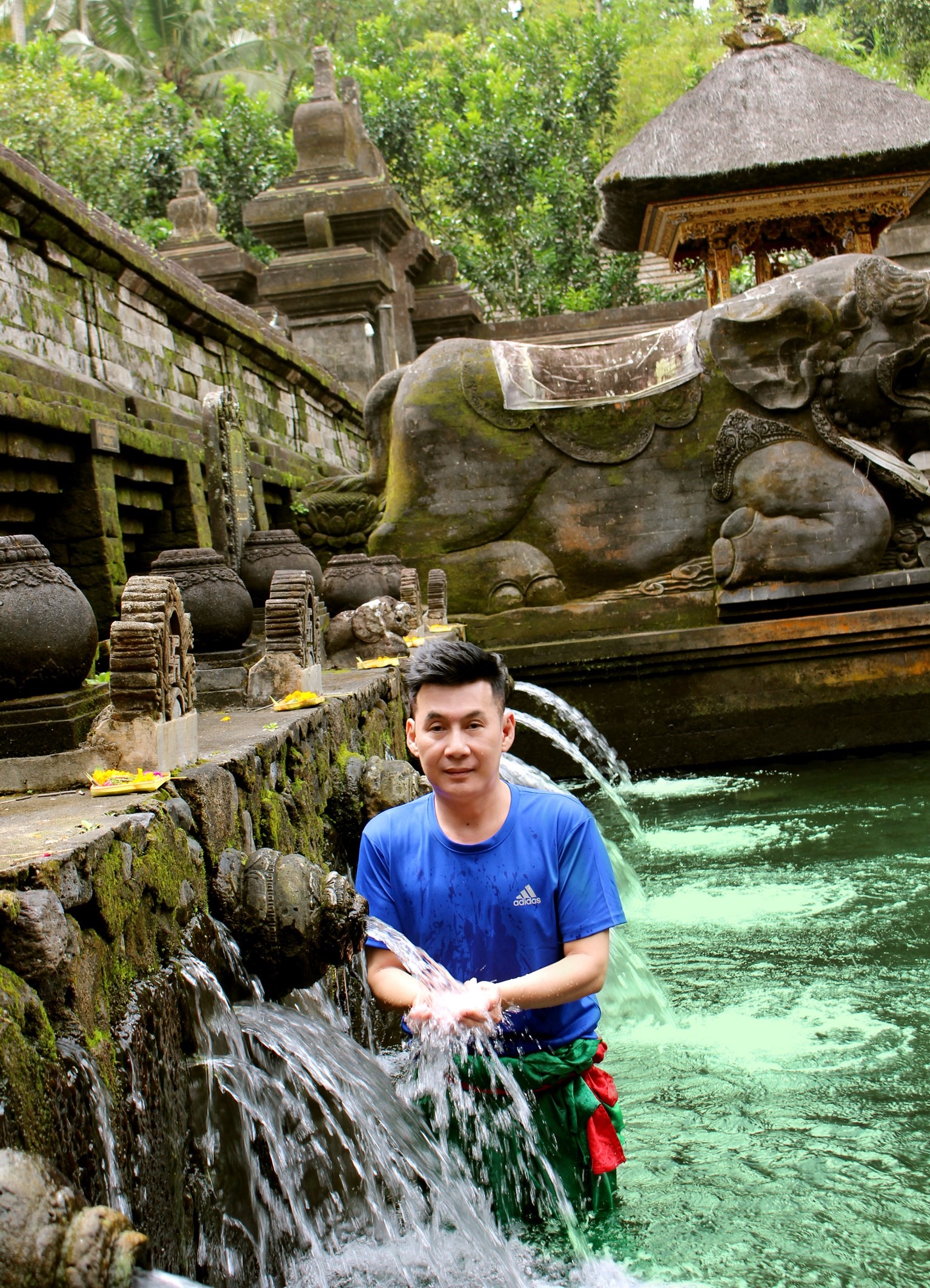 Đoan Trường tại Đền suối thiêng Tampak Siring.