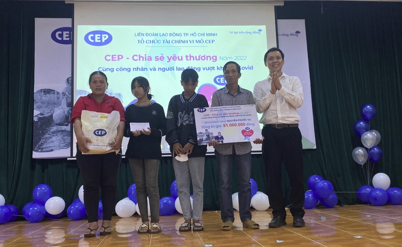 Gia đình anh Nguyễn Phước Vũ nhận những phần quà trị giá 81 triệu đồng từ CEP. Ảnh: Cẩm Tú