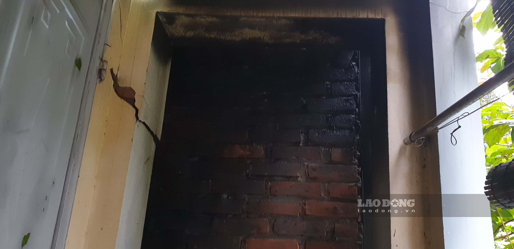 Vết nứt trên tường, ám khói đen trên tầng 2 nhà bà Thuận, liền kề với quán bar bị cháy. Ảnh: Trần Tuấn.