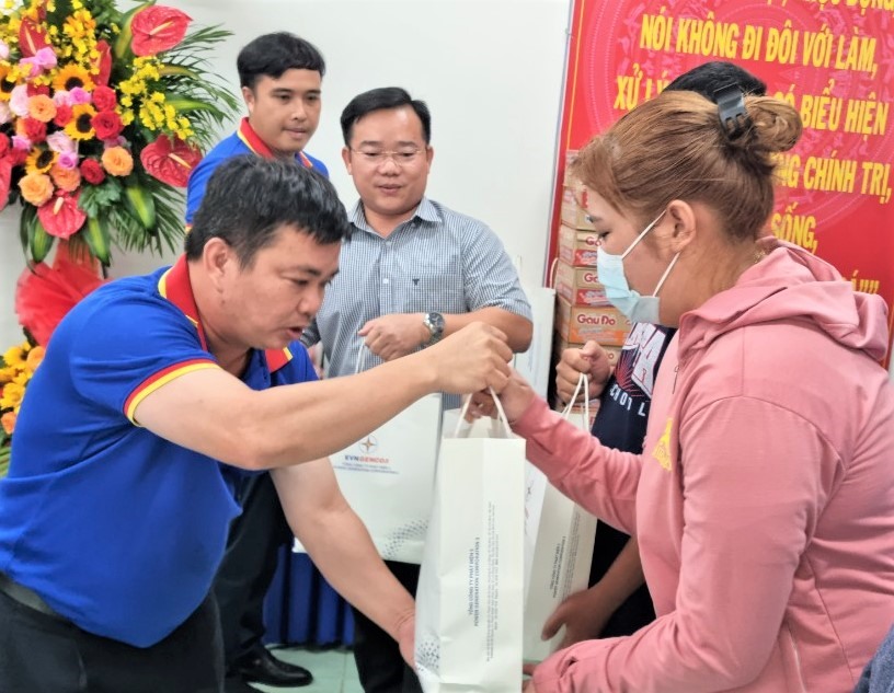 Ông Phan Bửu Đảo – Phó Chủ tịch Công đoàn Cơ quan EVNGENCO3 – tặng quà cho các hộ dân có hoàn cảnh khó khăn ở Phường An Lợi Đông. Ảnh: Đức Long