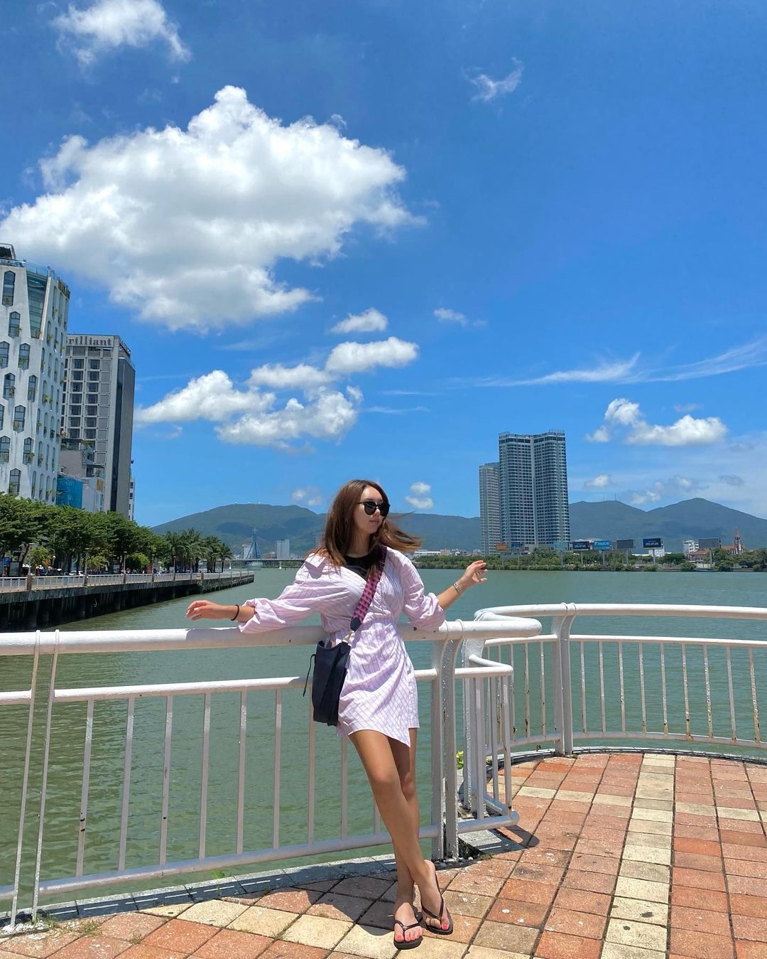 Người đẹp dạo chơi bên bờ sông Hàn, TP Đà Nẵng và ghé một tiệm đồ lưu niệm trên đường Trần Phú.