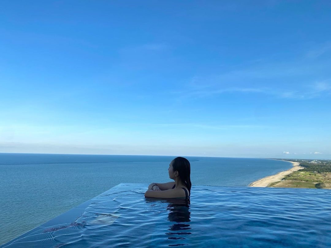 Cô nghỉ dưỡng tại Hoiana Hotel & Suites. Khu nghỉ dưỡng 5 sao này có giá phòng từ 4,5 triệu đồng một đêm.