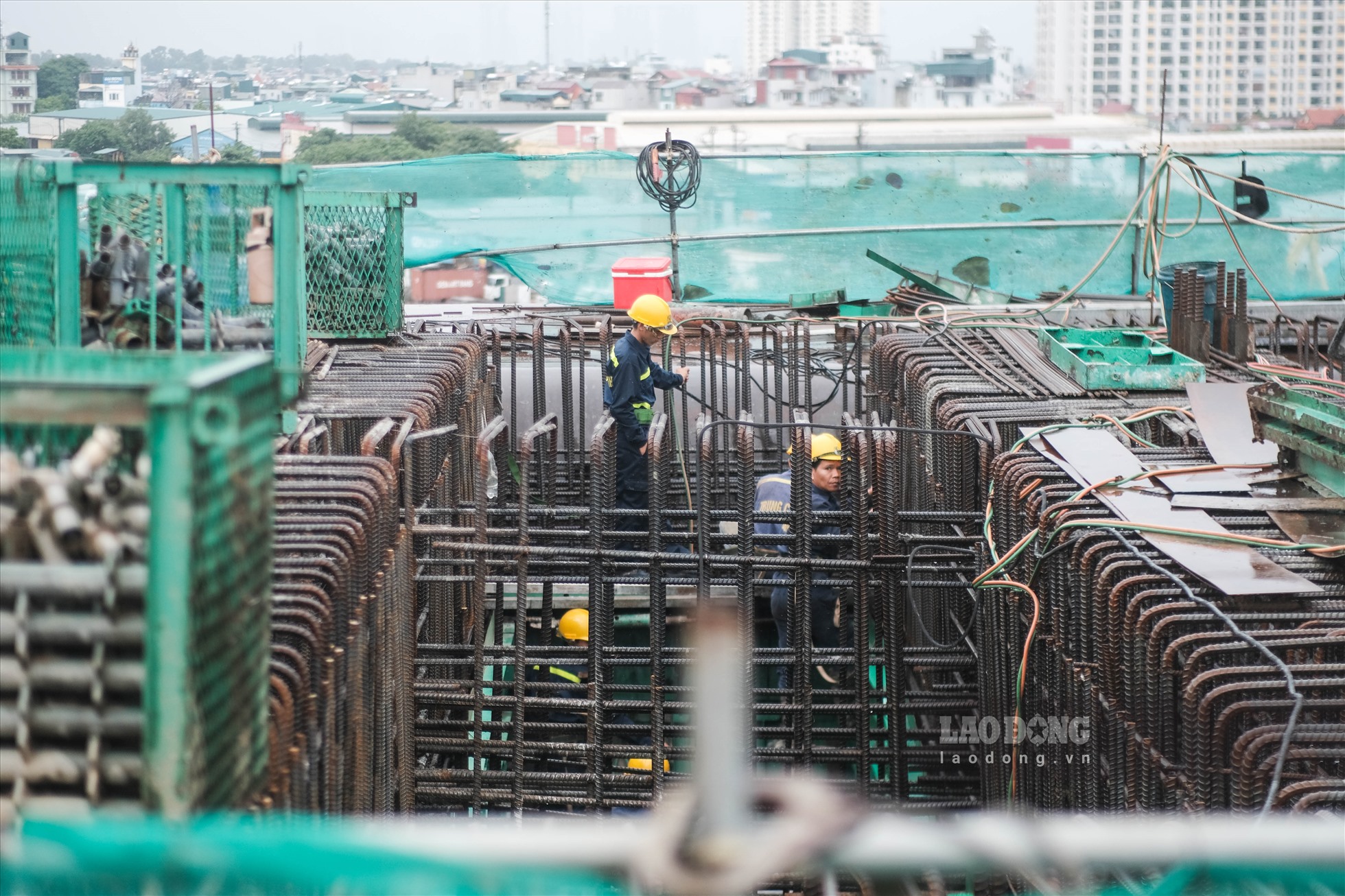 Đại diện Ban quản lý dự án đầu tư các công trình giao thông Thành phố Hà Nội cũng đồng thời cho biết để đáp ứng tiến độ công trường cầu Vĩnh Tuy giai đoạn 2 đang có hơn 500 cán bộ, kỹ sư, công nhân thi công 24/24 giờ.