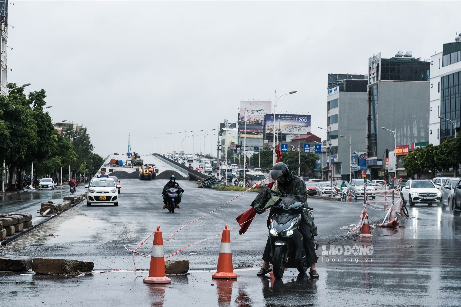 Về cơ bản, cây cầu đã dần hình thành và lộ rõ diện mạo.