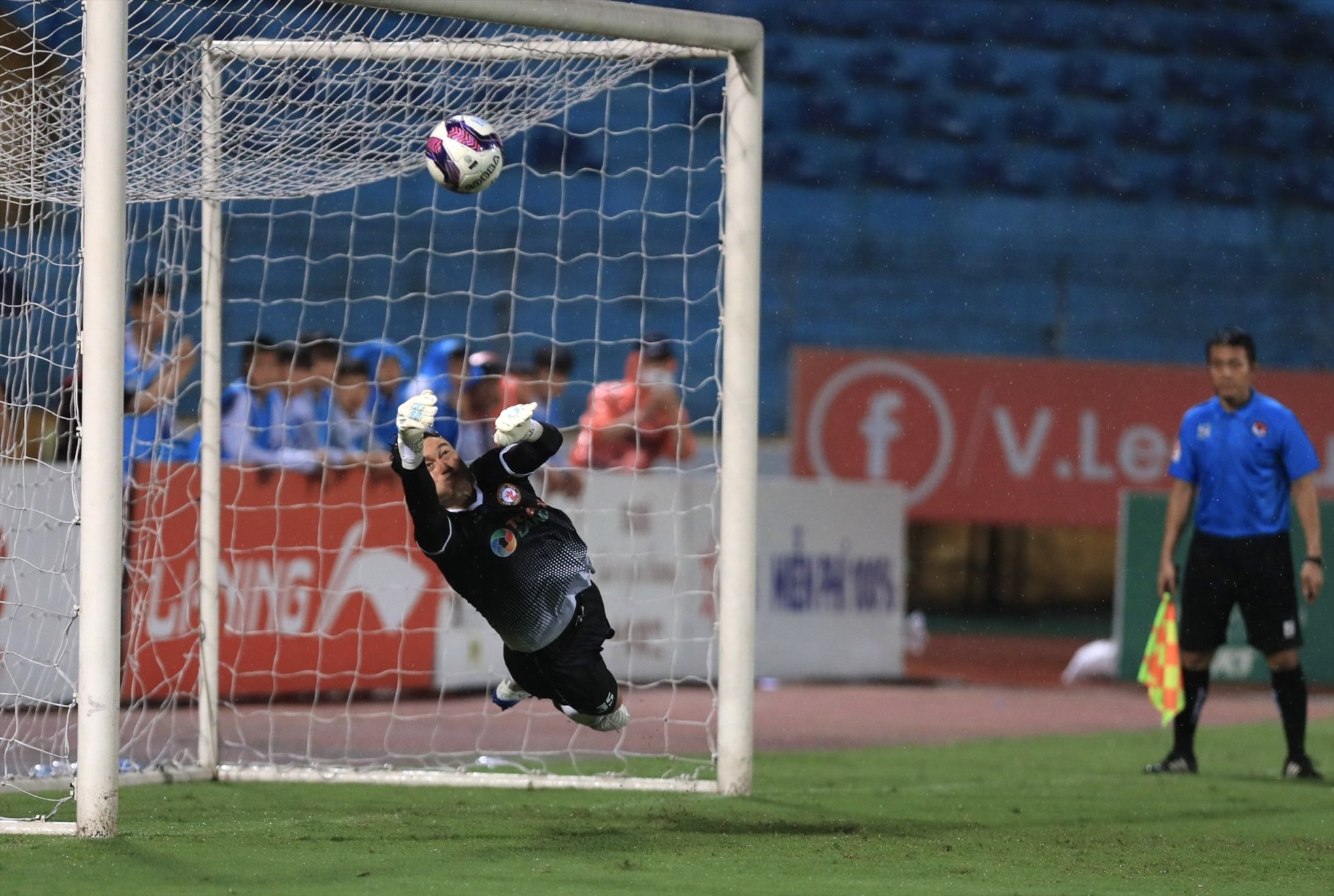 Văn Lâm cản phá thafnhc ông cú sút của Viettel, đưa Bình Định vào Bán kết Cup Quốc gia.