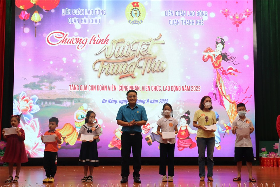 Ông Lữ Trọng Phương, Chủ tịch LĐLĐ Quận Hải Châu trao quà cho các em thiếu nhi.