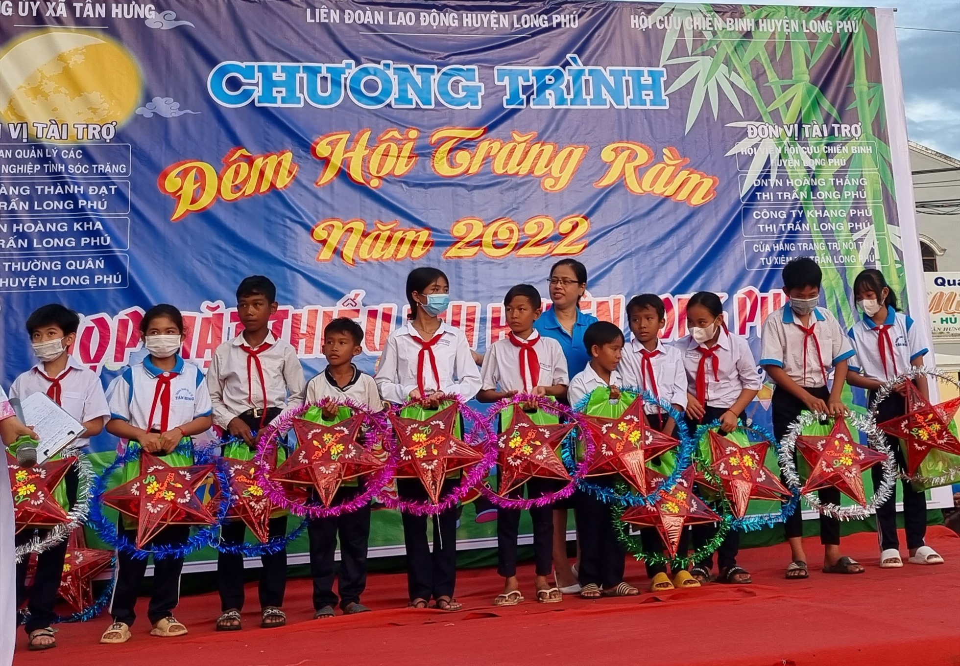 Lãnh đạo LĐLĐ huyện Long Phú (Sóc Trăng) tặng quà cho thiếu nhi có hoàn cảnh khó khăn dịp Tết Trung thu