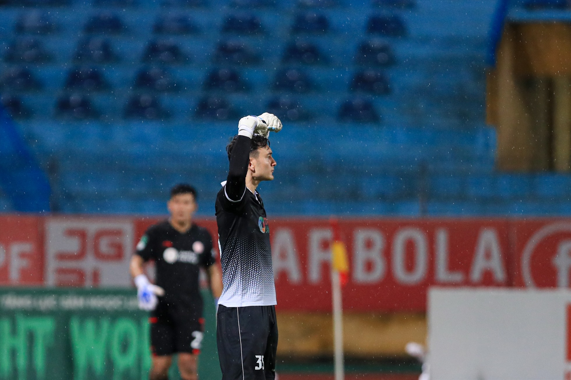 Văn Lâm ăn mừng sau pha cản phá penalty thành công.