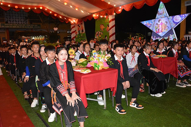 Các cháu thiếu nhi trường Phổ thông dân tộc nội trú THCS huyện Văn Yên tại đêm hội.